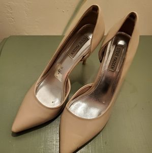 Nude pumps